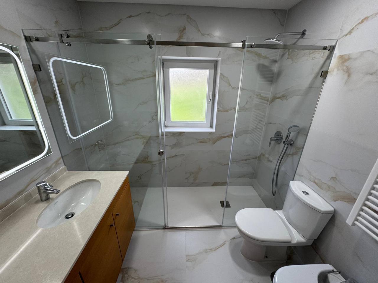 Imagem de casa de banho luxuosa ou sofisticada.
